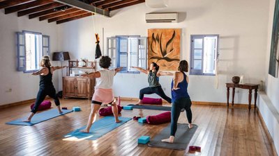 Mit Gleichgesinnten Yoga üben im hellen Yoga-Raum