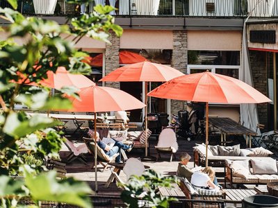 Die Sonne und Natur genießen auf der großzügigen Terrasse