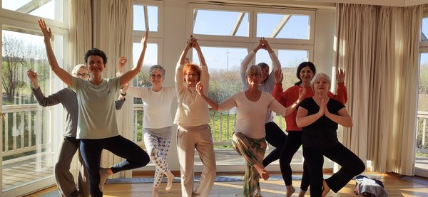 Frauen in Yoga Pose
