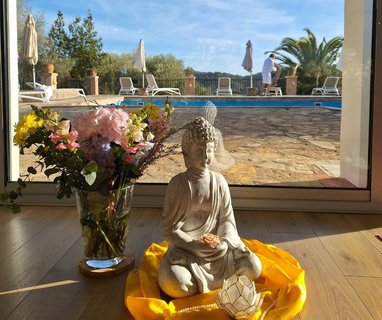 Namaste aus der hellen Yogahalle der Finca