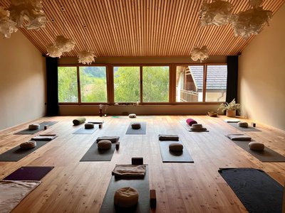 Yoga üben mit Blick in den Garten