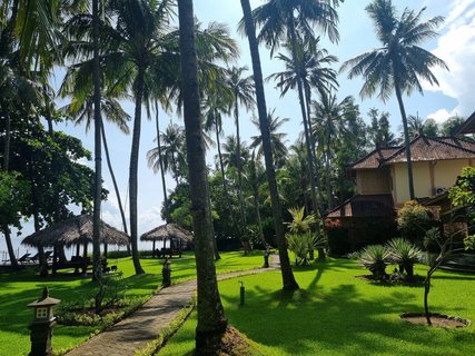 Erkunden Sie die grüne Anlage des Holiway Garden Resort