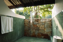 Das offene Badezimmer des Deluxe Zimmers