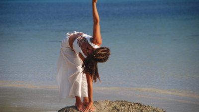 YogalehrerIn Tanja Sailer am Strand vom Ilios-Center