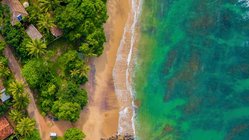 ayurveda-kuren-sri-lanka-ayurvie-weligama-resort-strand-meer Türkis blaues Wasser, goldener Strand und üppig grüne Vegetation in der Umgebung des Ayurvie