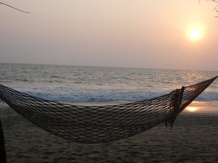 In der Hängematte am Strand den Sonnenuntergang bestaunen
