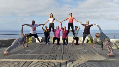 Yoga-Übungen mit Blick auf das Meer im Hotel Estalagem