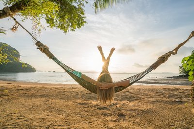 Traumhafte Aussicht auf das Meer von der Hängematte aus in Thailand
