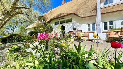 Das Haus am Watt ist umgeben von einem idyllischen Garten