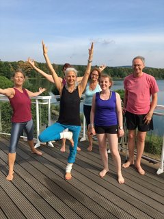Die fröhlichen Yogis am See