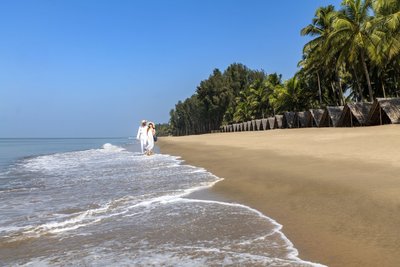 Strandspaziergang entlang des Nattika Beach Resorts