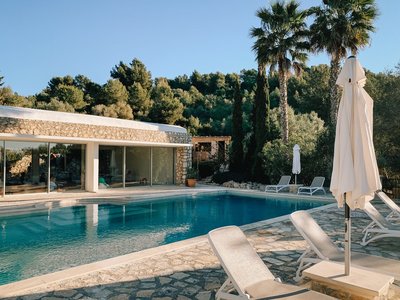 Yoga-Shala, Sauna und Pool unmittelbar beisammen