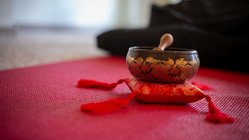 ayurveda-reisen-deutschland-bad-orb-sathya-ayurveda-hotel-villa-am-park-klangschale-meditation Fahren Sie herunter bei einer Meditation im Sathya Ayurveda Hotel