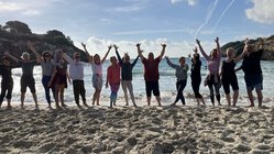wow-retreat-mallorca-strand-teilnehmer Mit Mentaltraining, Yoga und Meditation Impulse für den Alltag schaffen