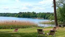 Entspannen Sie mit Blick auf dem See