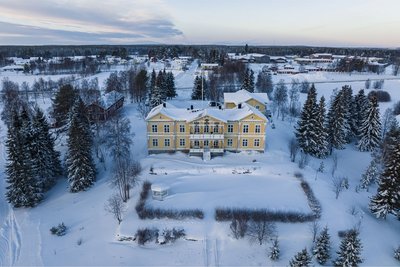 Das Hotel Filipsborg in verschneiter Landschaft