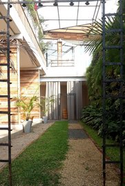 Von den Einzelzimmern im Erdgeschoss gelangen Sie über ihre Terrasse auf dem direkten Weg schnell zu ihren Behandlungen 