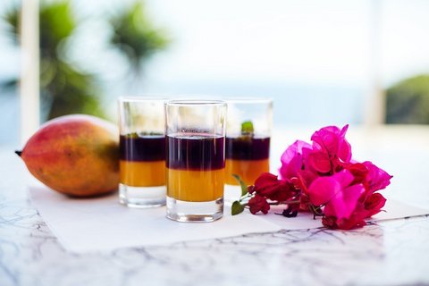 Erfrischender Drachenfrucht-Drink mit Mango