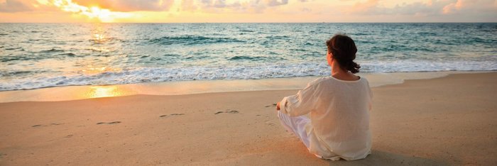 Die Gedanken während einer Meditation am Strand einfach einmal schweifen lassen