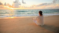 yoga-reisen-urlaub-meditation-strand-meer-sonnenuntergang Die Gedanken während einer Meditation am Strand einfach einmal schweifen lassen