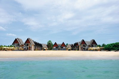 Blick vom Meer auf das Resort