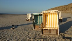 yoga-reisen-deutschland-nordsee-baltrum-naturhotel-baltrum-strand-strandkoerbe Genießen Sie die Ruhe am Strand in einem der vielen Strandkörbe
