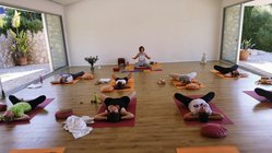yoga-urlaub-spanien-mallorca-finca-son-mola-vell-shala-gruppe Üben Sie Yoga in der hellen und luftigen Yogashala