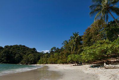 Am weißen Sandstrand entspannen