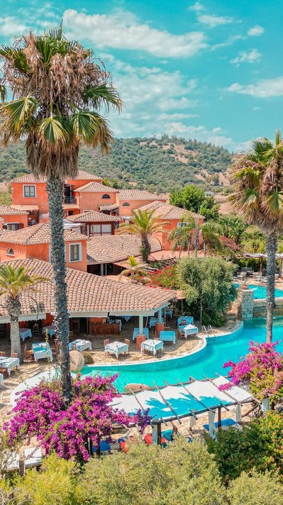 Das Hotel Galanias inmitten der Palmen Das Hotel Galanias inmitten der Palmen