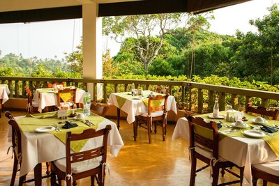 Das schmackhafte ayurvedische Essen wird Ihnen mittags in Buffetform und abends als Menü serviert