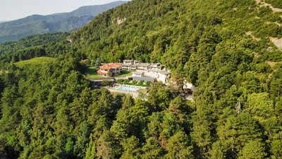 Das Hotel Fakis inmitten des Waldes