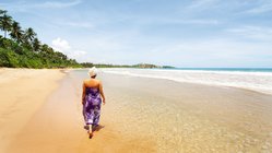 ayurveda-reisen-sri-lanka-kuren-urlaub-surya-lanka-resort-hotel-strand-meer Genießen Sie die Ruhe bei einem ausgedehnten Strandspaziergang am kilometerweiten Sandstrand
