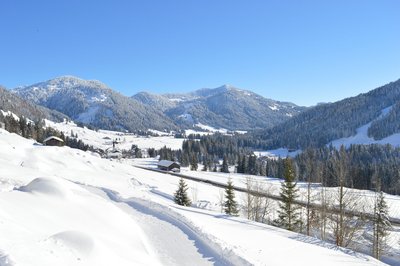 Die verschneite Aussicht im Allgäu 