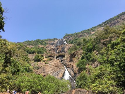 Ausflug zu den Dudhsagar-Wasserfällen