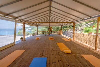 Yoga üben mit Blick auf das Meer