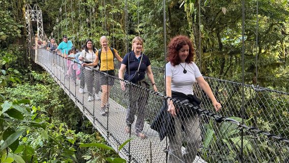 Menschen auf einer Hängebrücke