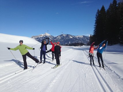 Die Gruppe hat viel Spaß im Schnee in Österreich 