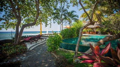 Nur wenige Schritte ist der Pool vom Meer entfernt Nur wenige Schritte ist der Pool vom Meer entfernt