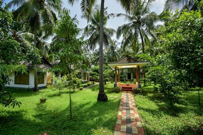 Genießen Sie Spaziergänge im tropischen Garten des Meiveda