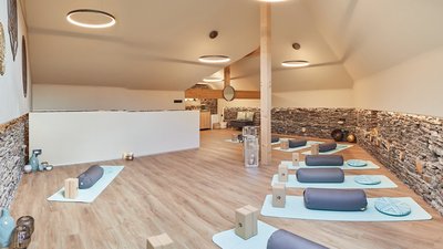 Der großzügige Yoga-Raum lädt zum Üben ein
