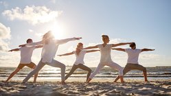 yoga-urlaub-gruppe-strand-sonne-meer Üben Sie Yoga gemeinsam am Strand mit Gleichgesinnten