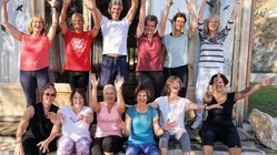 yoga-urlaub-andalusien-spanien-castillo-san-rafael-teilnehmer Jubelnde Kursteilnehmer vor der Yoga-Halle