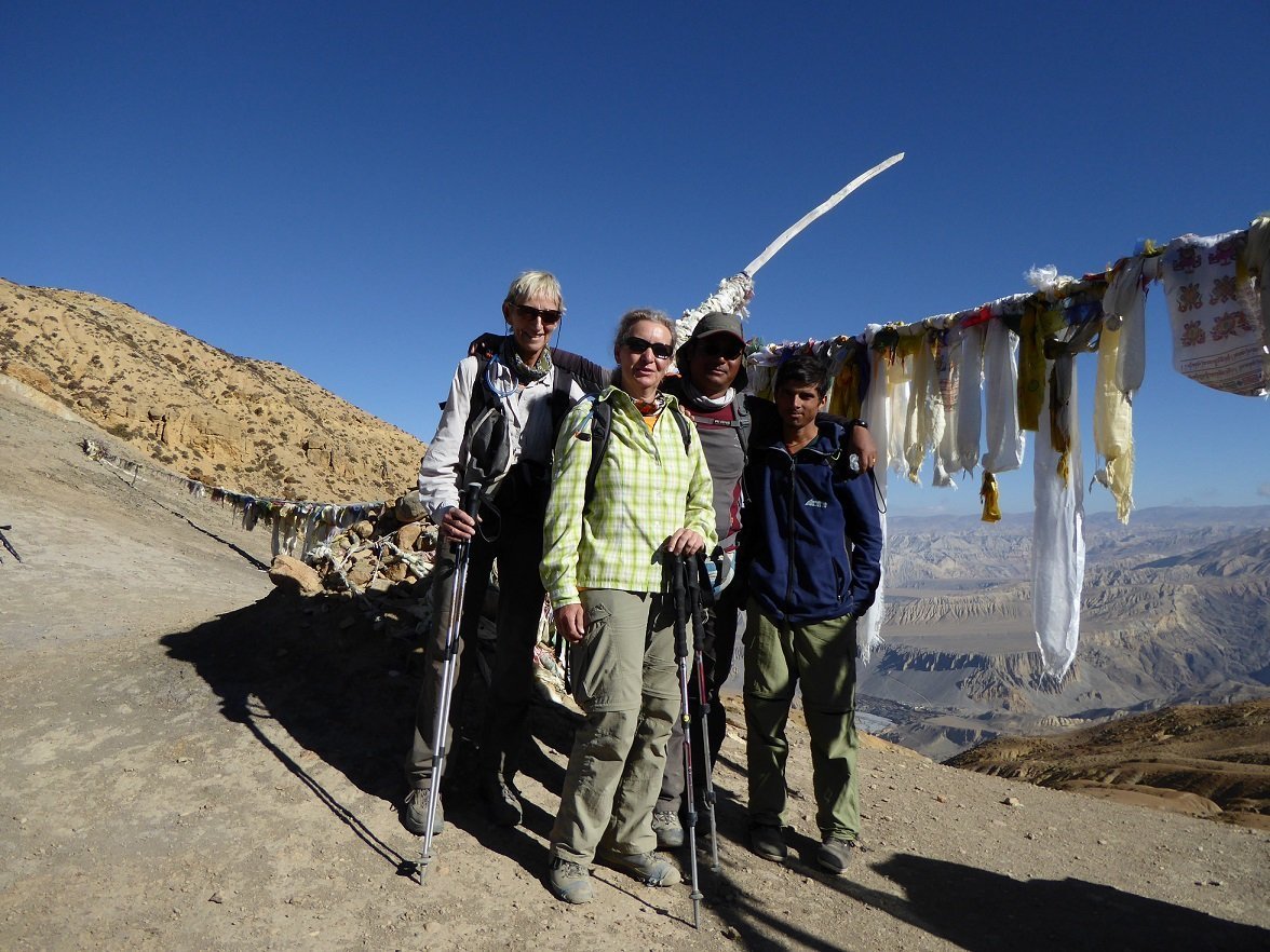 Nepal Mustang Trekking Gruppe Gruppenfoto der Trekkingtruppe in Mustang, Nepal