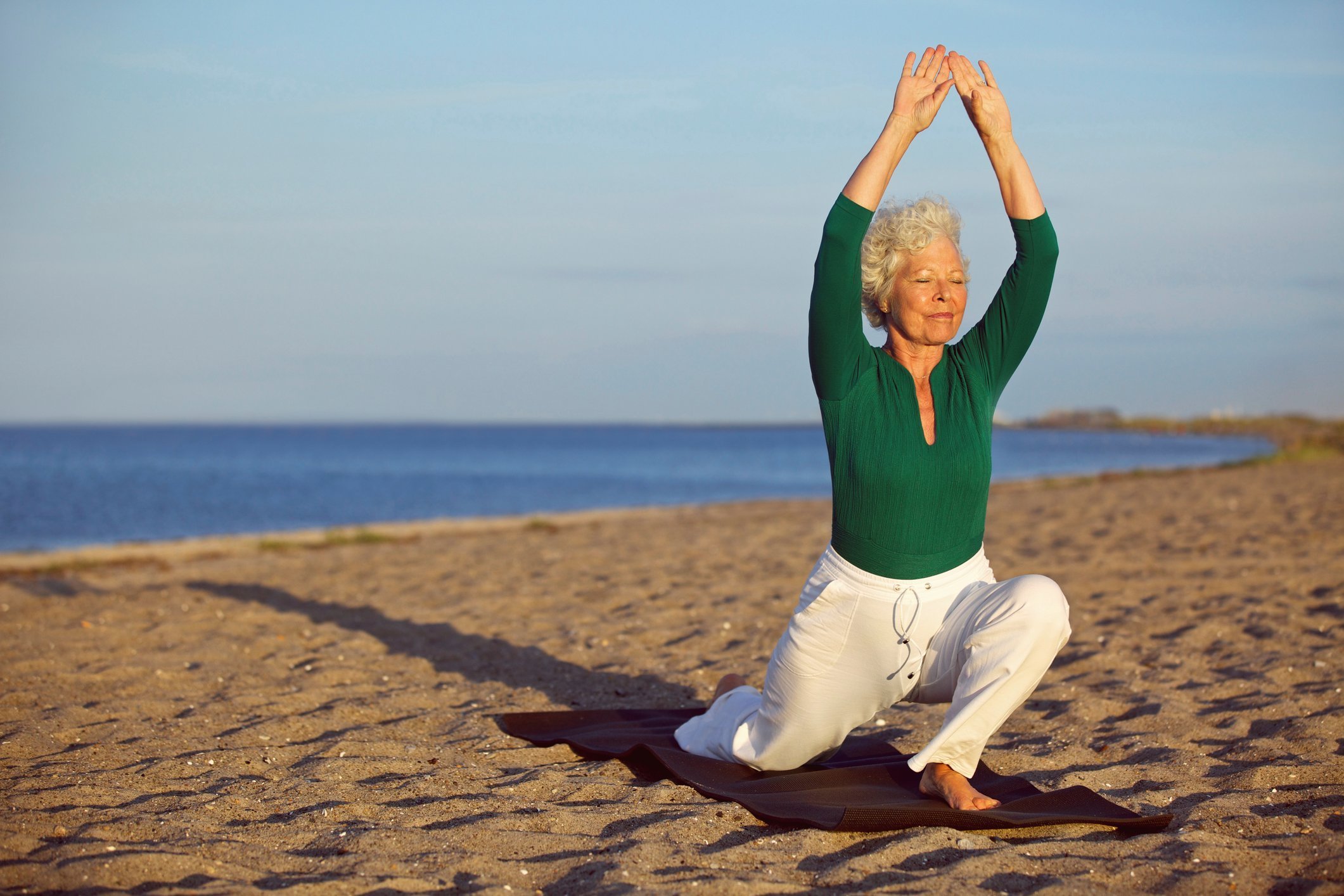 Auf einer NEUE WEGE-Reise können Sie mit Gleichgesinnten am Strand Yoga üben