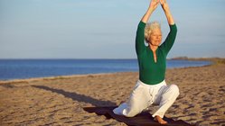 yoga-reisen-urlaub-meditation-strand-meer-hoher-ausfallschritt-asanas-haltung Auf einer NEUE WEGE-Reise können Sie mit Gleichgesinnten am Strand Yoga üben