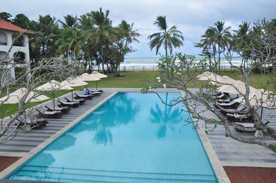 Genießen Sie Ihre Freizeit am Pool im Heritance Ayurveda Maha Gedara