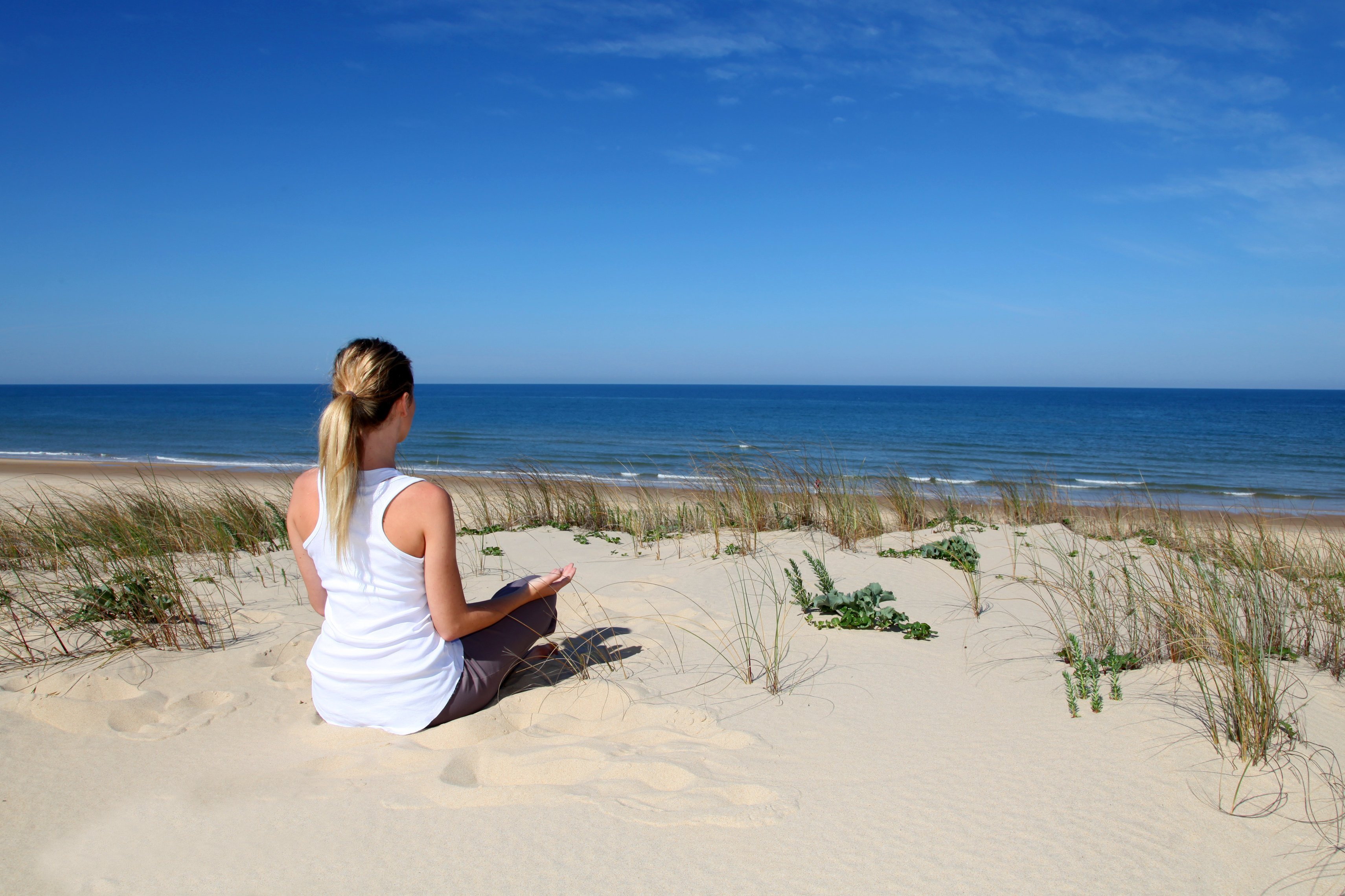 yoga-reisen-urlaub-meditation-strand-meer-sukhasana-schneidersitz-lotussitz-asanas-haltung Bei einer Meditation in den Dünen ganz bei sich sein
