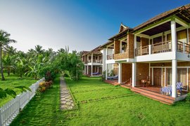 Der Kerala Palace, ein Haus aus dunklem Holz und natürlichen Materialien