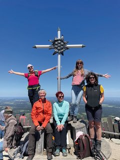 Gemeinsam ist die Gruppe bis zum Gipfelkreuz gewandert.