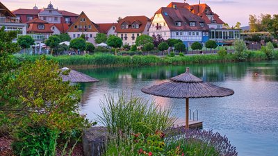 Blick auf den See und das Hotel Niedernberg